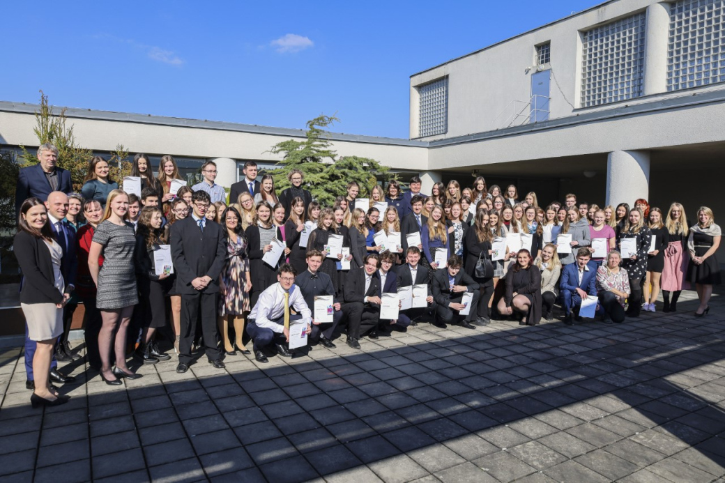 Cenu vévody z Edinburghu si v Baťově mrakodrapu převzalo 70 studentů