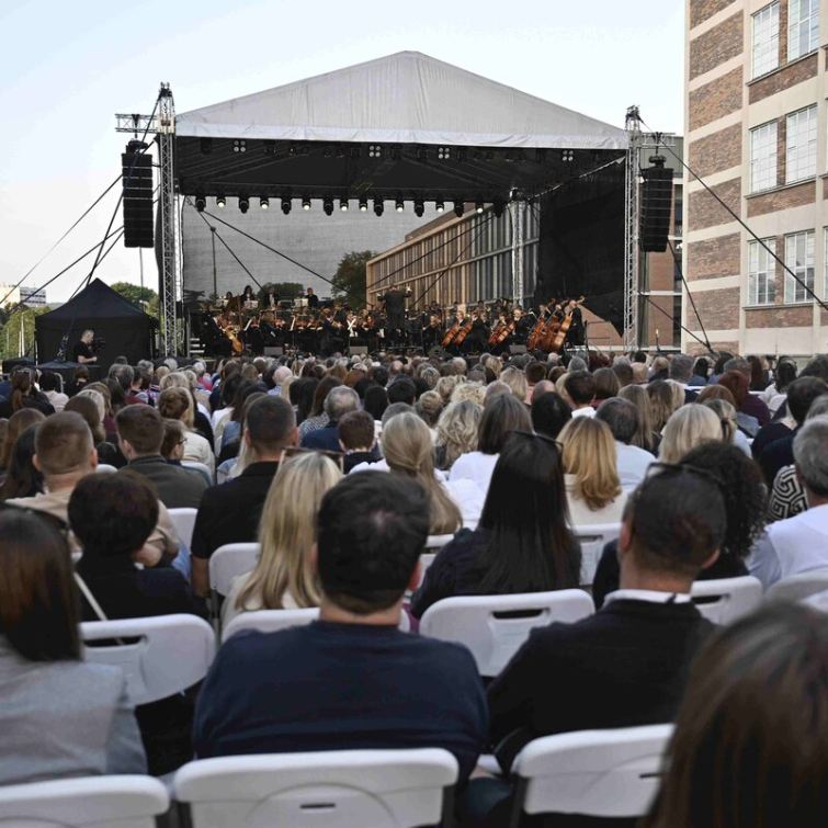 Charitativní koncert pomohl dobré věci, lidé si poslechli filmové melodie