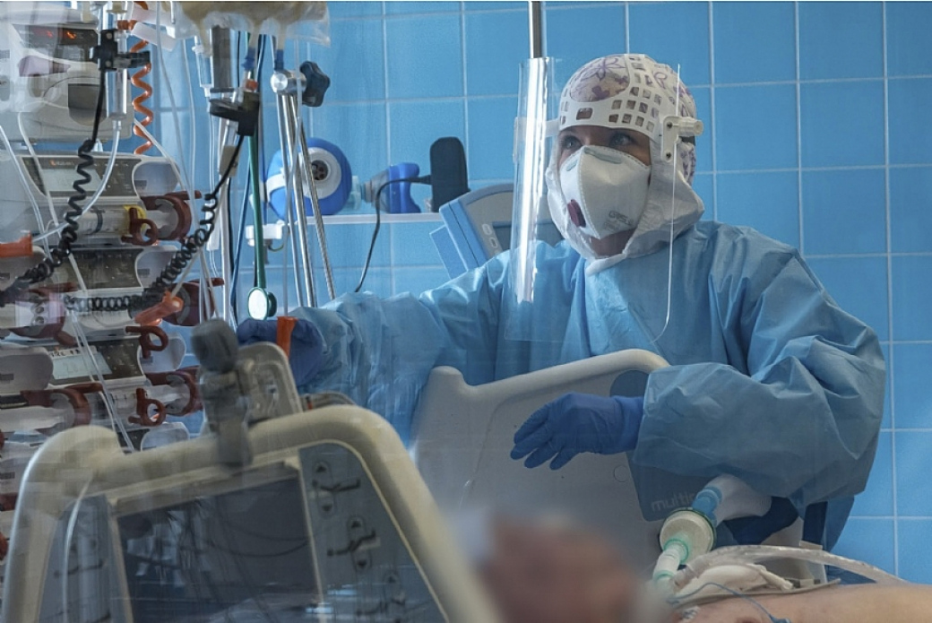 Zlínská nemocnice otevírá osmou covidovou stanici a začíná omezovat také ambulantní péči
