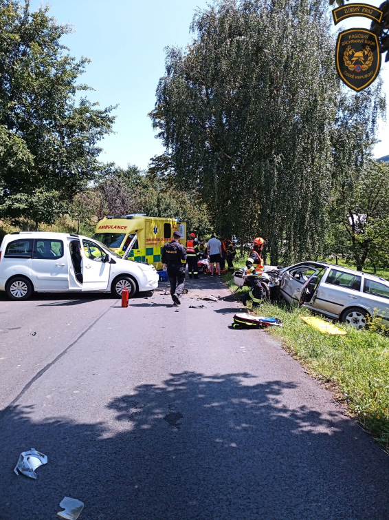 Po srážce dvou aut zůstal řidič zaklíněn ve svém voze