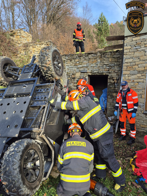 Řidič zůstal po havárii uvězněn pod čtyřkolkou