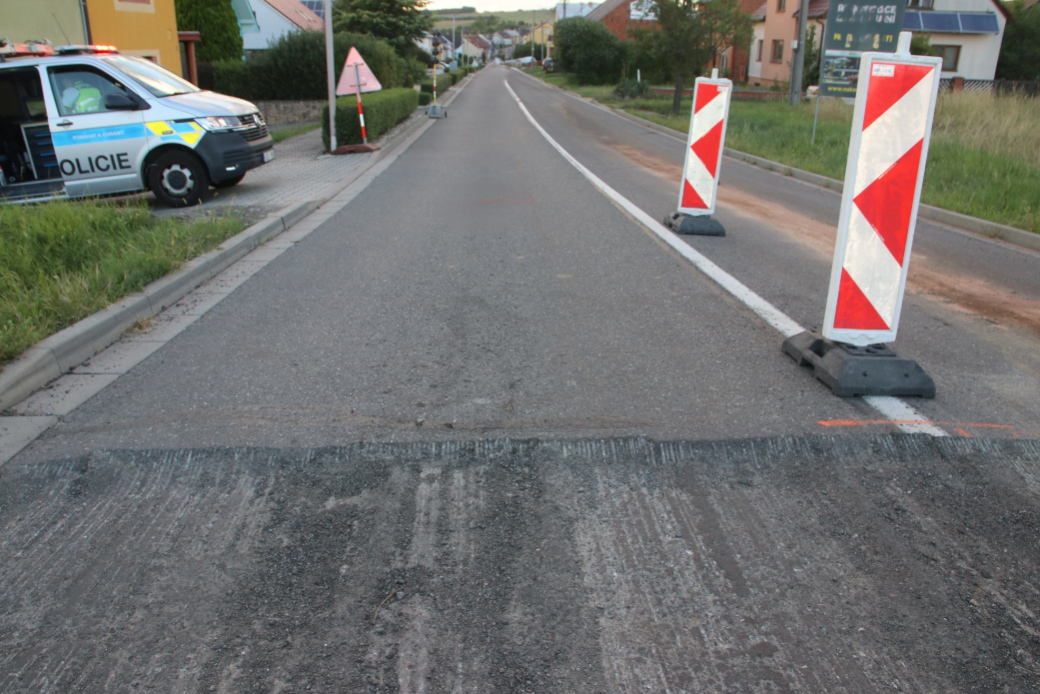 Cyklista havaroval. Kdyby měl přilbu, nezranil by se  