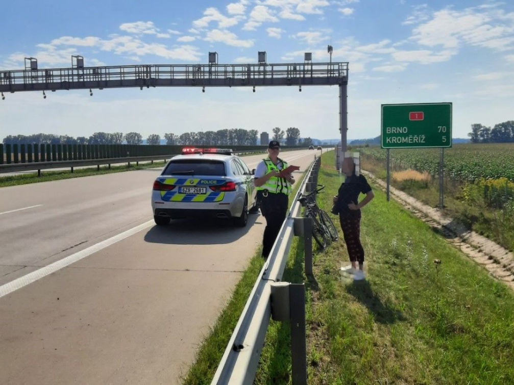 Cyklistka na dálnici. Hrozí ji až padesátitisícová pokuta 