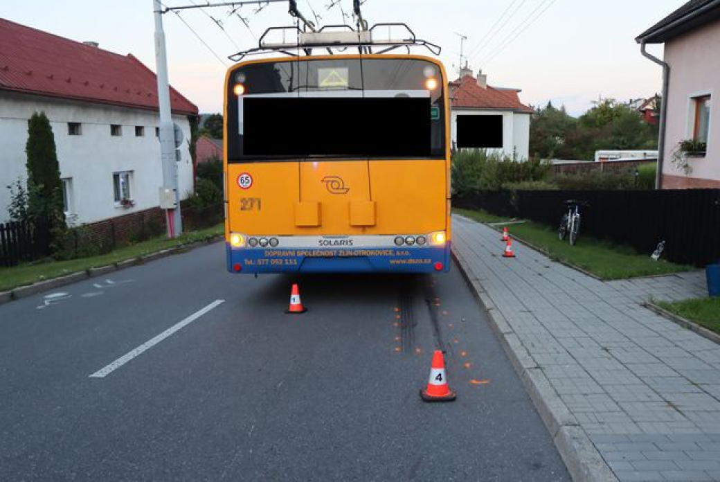 Mladý cyklista vjel pod kola trolejbusu. S těžkým zraněním skončil v nemocnici 