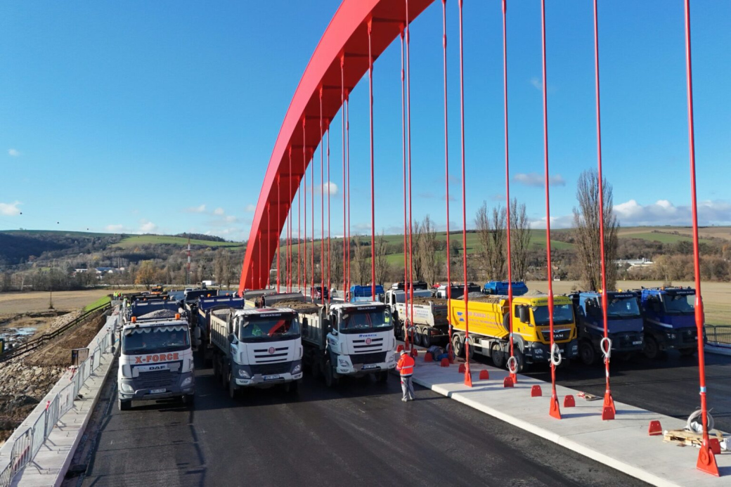 Nový dálniční most u Napajedel prochází zatěžovací zkouškou. Jeho otevření se blíží