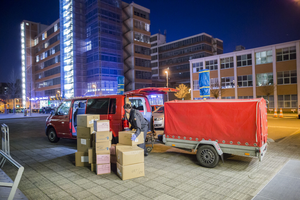 Do nemocnic, laboratoří, sociálních služeb i na záchranku zamířily v posledních 48 hodinách statisíce ochranných pomůcek 