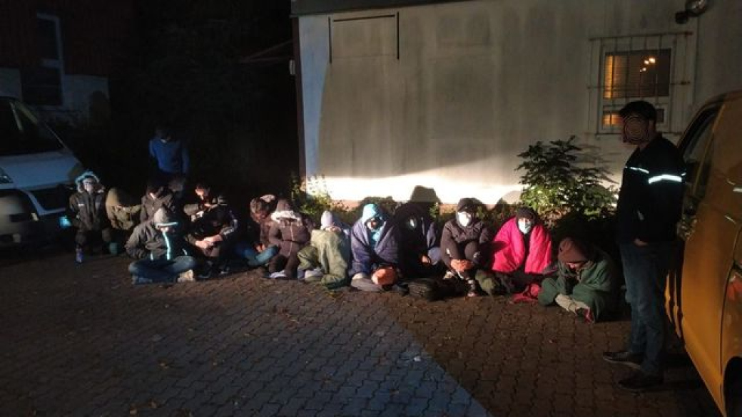 Na hranici bylo zadrženo v dodávce dalších dvacet migrantů