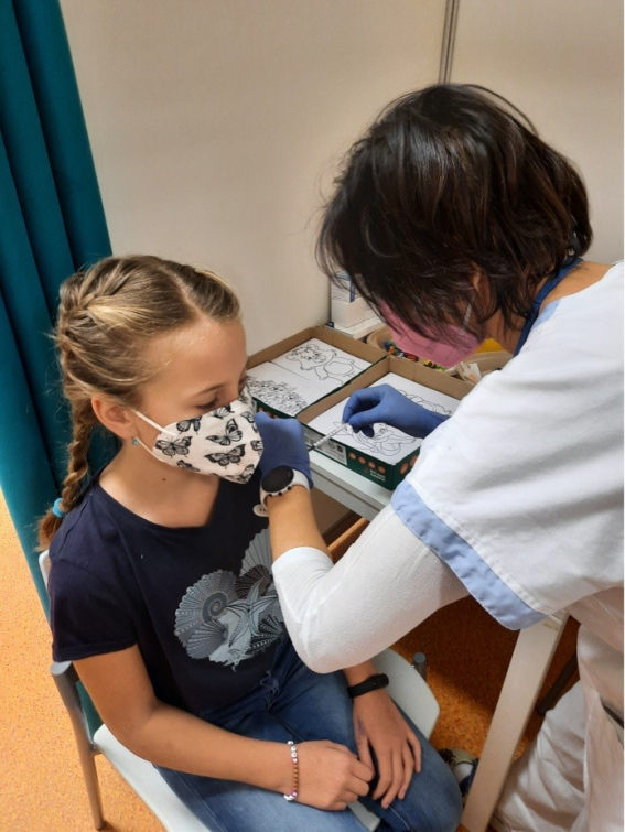 Více než sto dětí si přišlo v pátek do Očkovacího centra KNTB pro vakcínu proti onemocnění covid-19