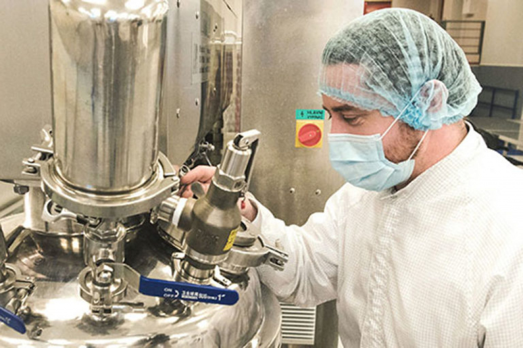 Zlínská univerzita věnovala organizacím dezinfekční gely vlastní výroby