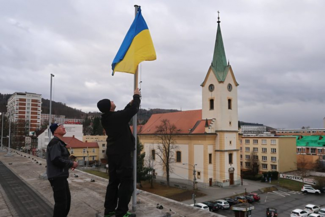 Zlínské divadlo se připojilo k podpoře Ukrajiny vyvěšením vlajky