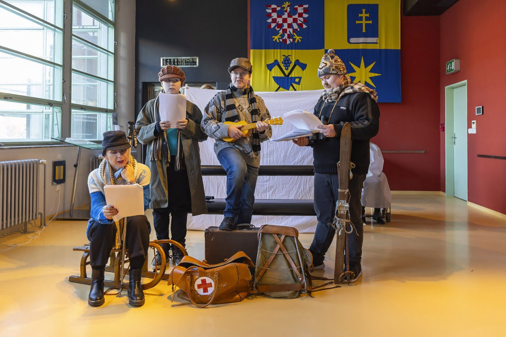 Dobytí severního pólu. Představení dětí z Hradiště přineslo do Baťova mrakodrapu cimrmanovský humor