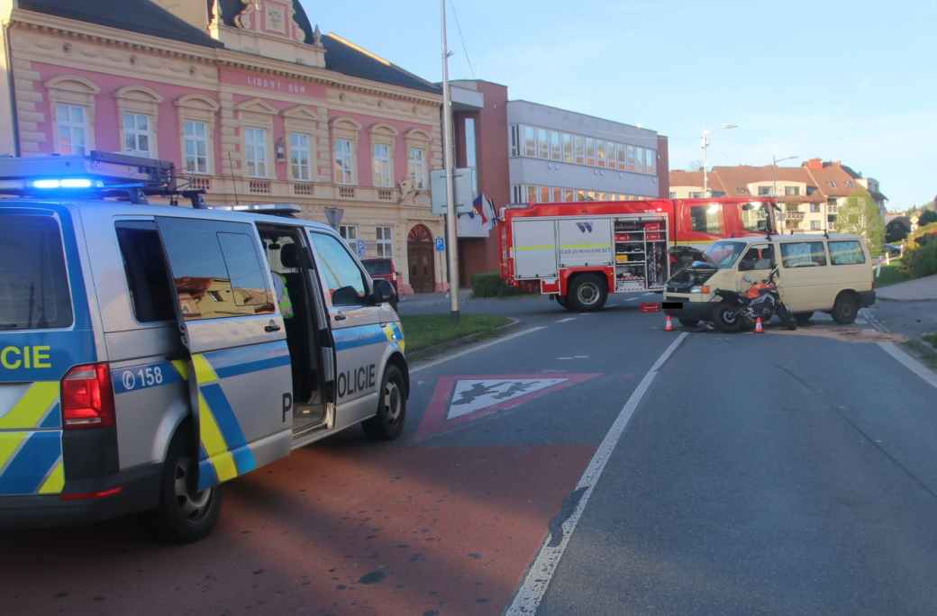 Řidička dodávky nedala přednost motorkáři. Těžce zraněný muž skončil v nemocnici 