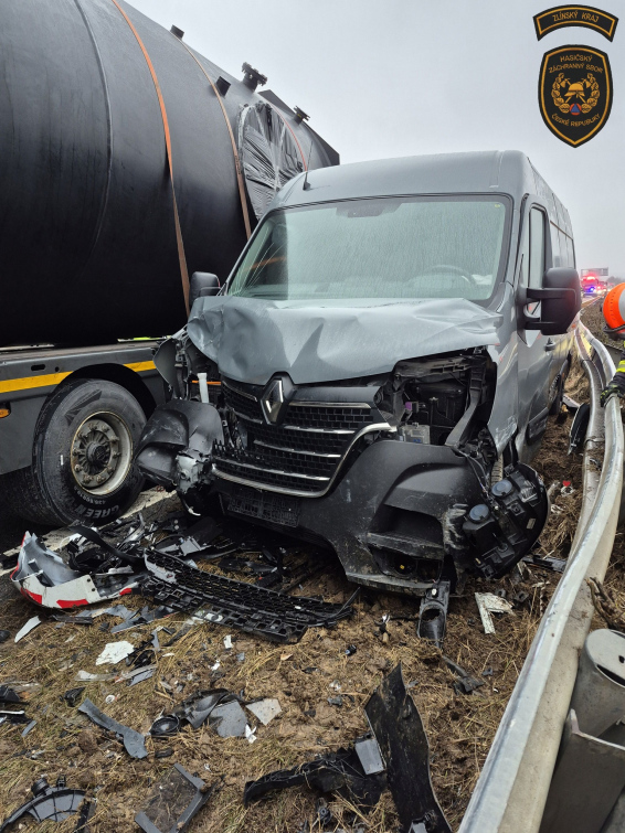 U Bezměrova se střetla dodávka s kamionem. Provoz dálnice D1 byl omezen