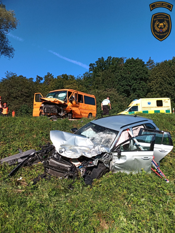 Dodávka se střetla s osobákem: Osm zraněných. Přiletěl i vrtulník