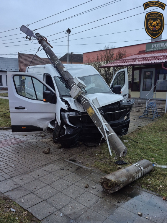 Dodávka po srážce s osobákem porazila betonový kandelábr