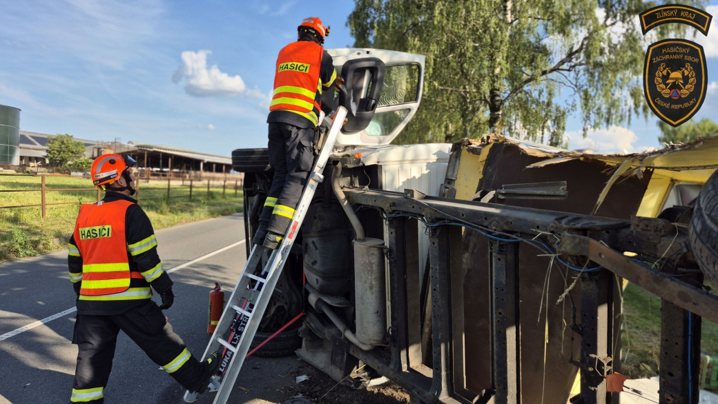 Dodávka skončila po střetu na boku. Ve Fryštáku zasahovaly složky IZS
