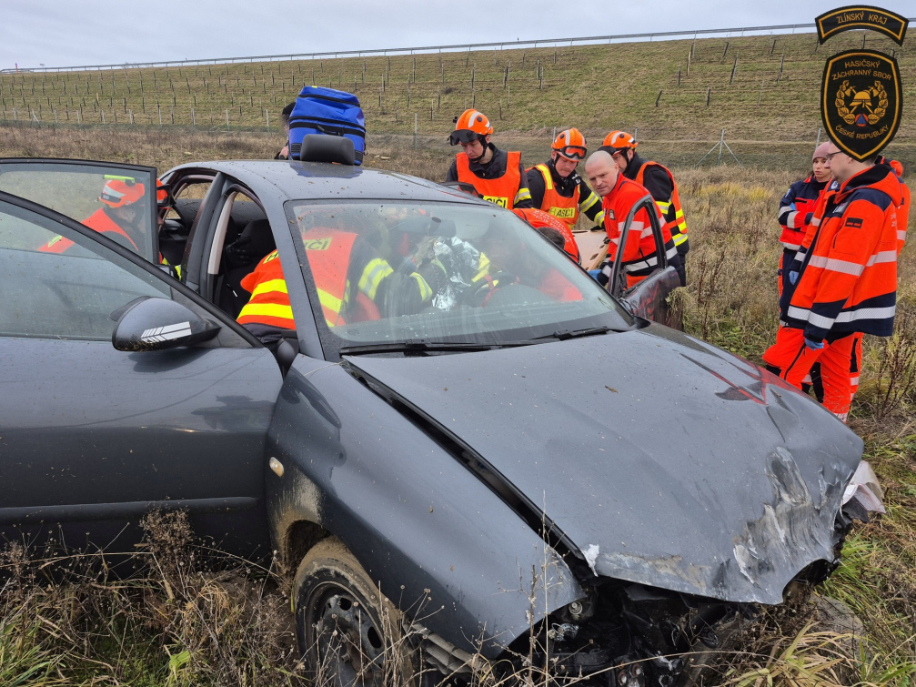 Dodávka se srazila s osobním vozidlem. Hasiči museli řidiče osobáku vyprostit 
