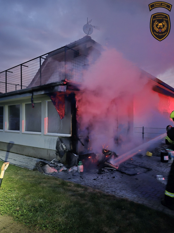 Plameny šlehaly po fasádě až ke střeše. Hasiči zachránili RD před katastrofou