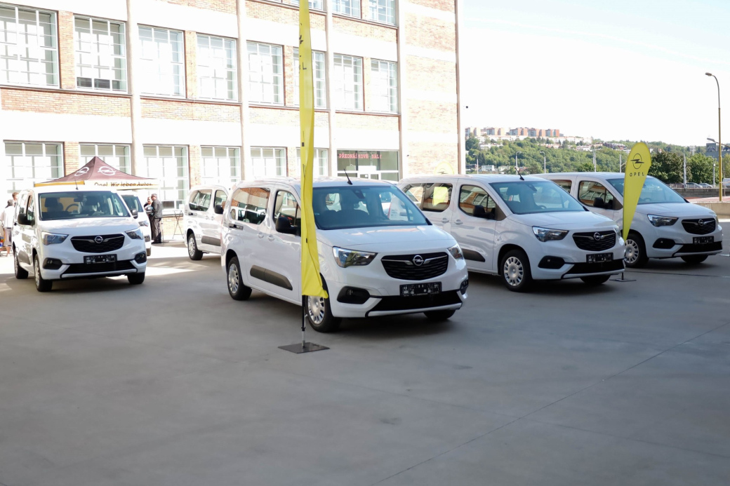 Do škol a dětských domovů míří devět elektromobilů. Zlínský kraj jich pořídil už pětadvacet