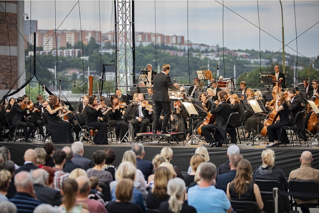 Muzikanti zlínské filharmonie sklidili obrovský potlesk na charitativním koncertě na platformě 14|15 BAŤOVA INSTITUTU