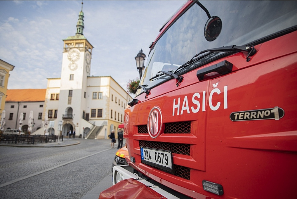 Hasiči si cvičně vyběhli Baťův mrakodrap, sídlo Zlínského kraje