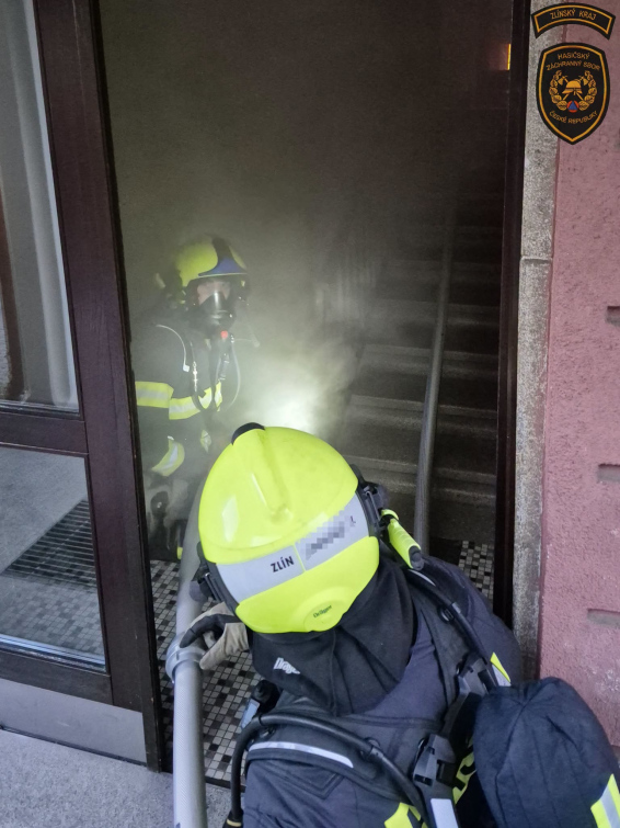 V bytovém domě hořel sklep. 53 osob bylo evakuováno