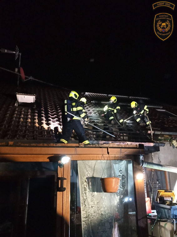 Domek v plamenech. Požár vznikl od lednice