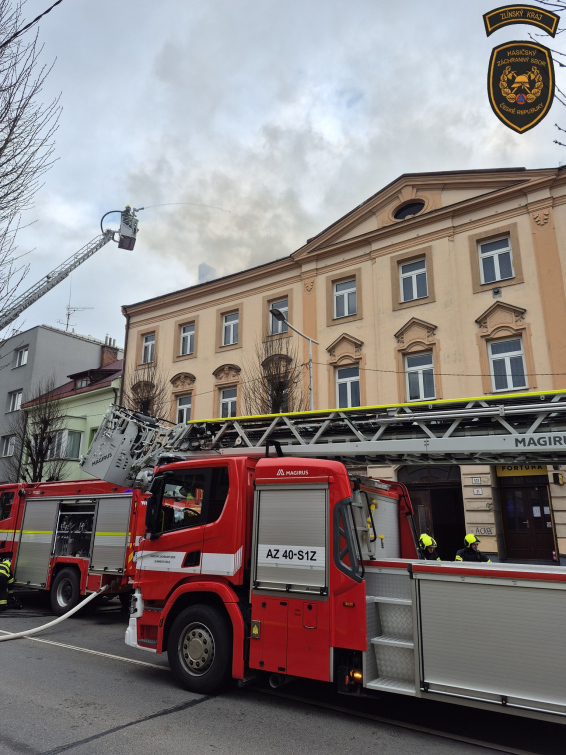 Sedm jednotek hasičů zasahovalo u požáru výškové budovy v Holešově