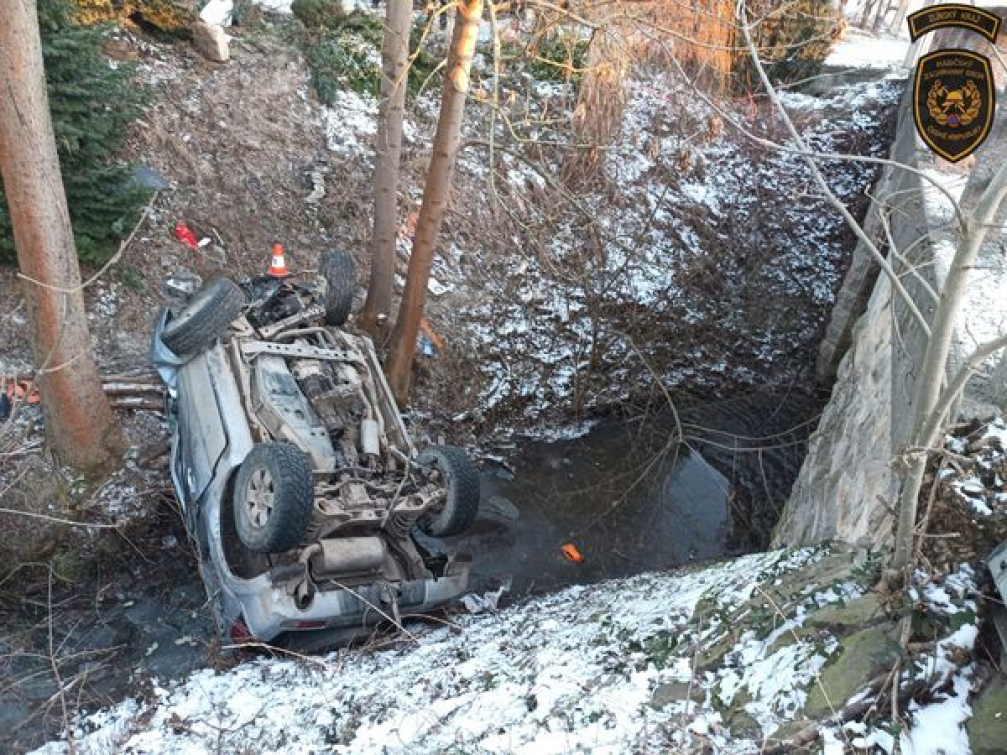 Auto se skutálelo hluboko do koryta potoka 