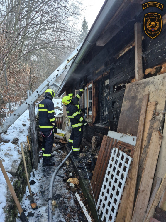Požár dřevěné chaty v Lužné na Vsetínsku způsobil škodu kolem půl milionu korun