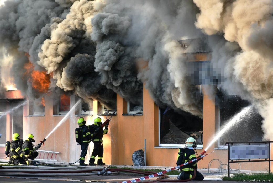 Rozsáhlý požár v Otrokovicích zaměstnal desítky jednotek hasičů 