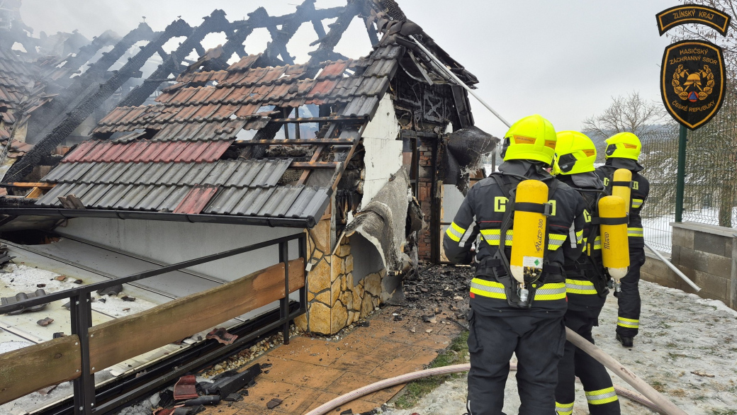 Při hašení hořícího domu komplikovali hasičům zásah psi 