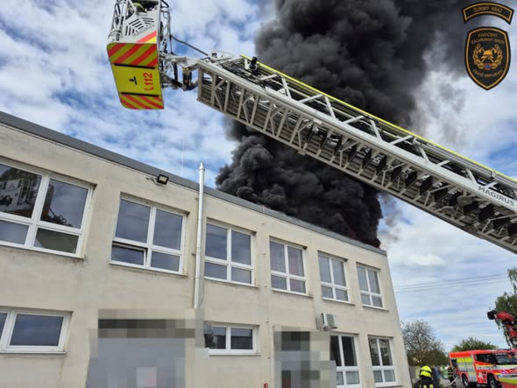 Hasiči zasahovali u požáru dalšího průmyslového objektu