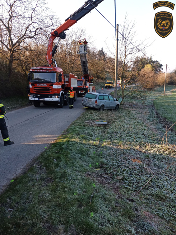 Řidič sejmul sloup elektrického vedení 