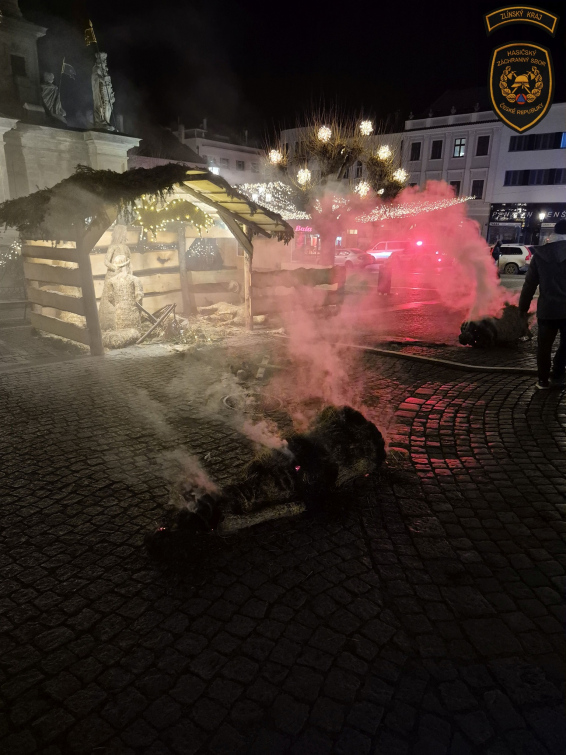 Na náměstí v Kroměříži se vzňaly slaměné postavy v betlému
