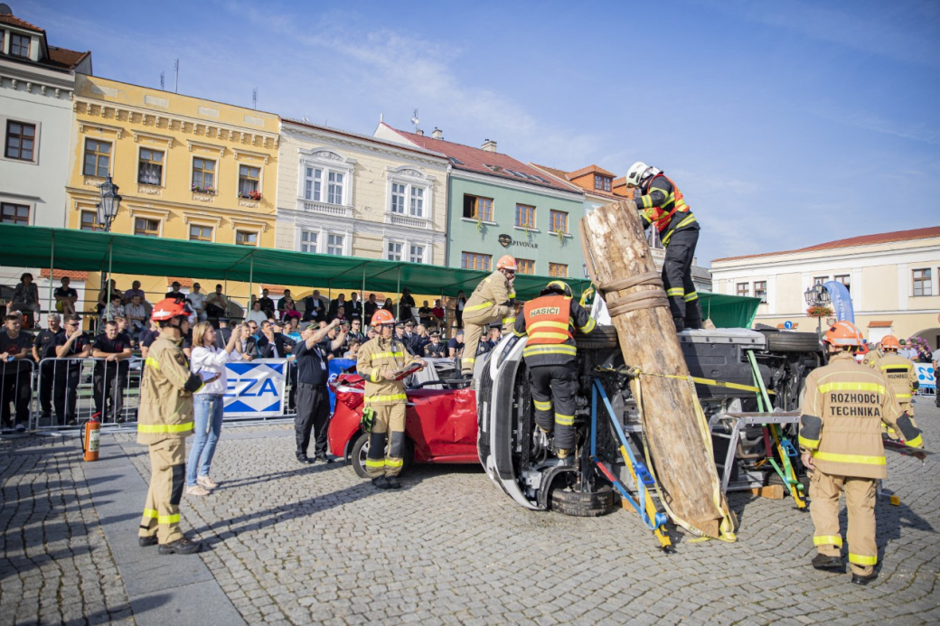 Celorepublikové mistrovství hasičů ve vyprošťování přilákalo zástupy lidí do centra Kroměříže