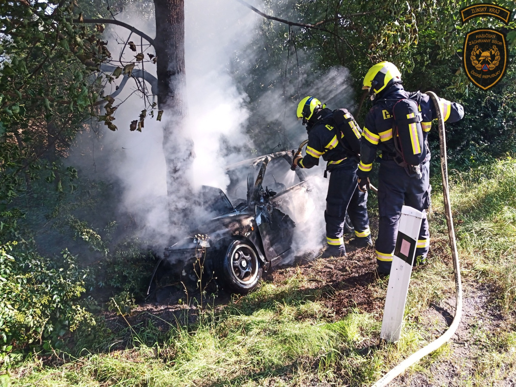 Řidič narazil do stromu. Auto začalo vzápětí hořet