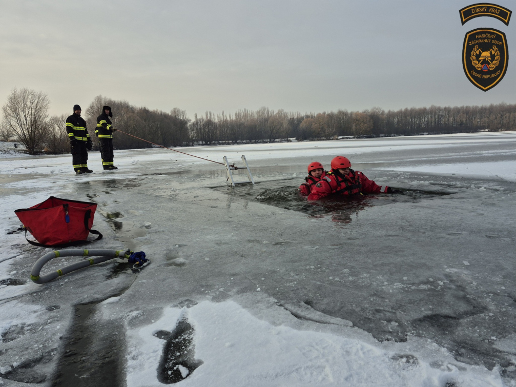 Hasiči trénovali záchranu osob, pod kterými se probořil led 