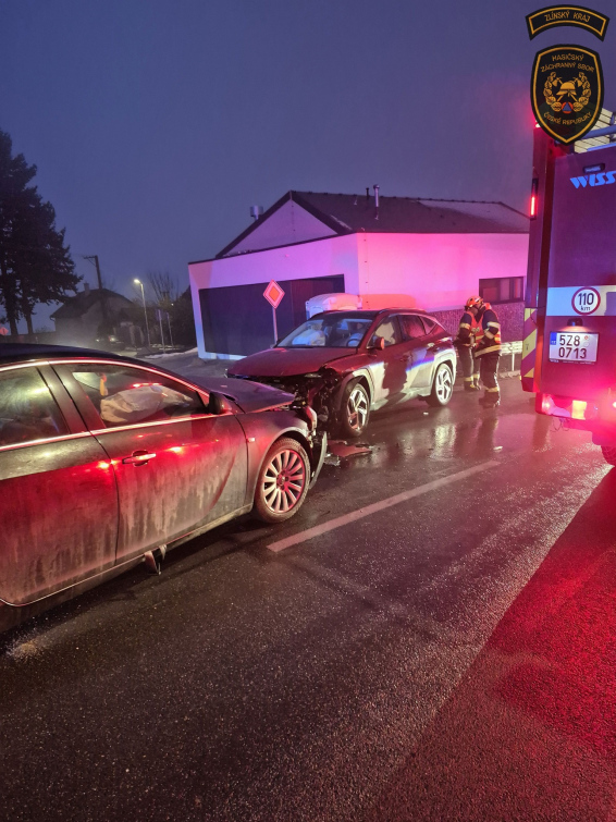 Ranní ledovka úřadovala. Hasiči zasahovali u několika nehod