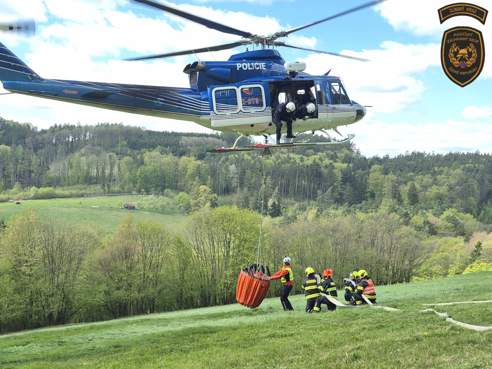 Rozsáhlý požár lesa u Vlachovic–Vrbětic zaměstnal desítky hasičů i leteckou techniku