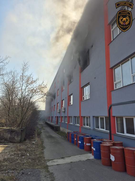 Požár v místnosti s výrobní linkou vyhnal desítky lidí z budovy