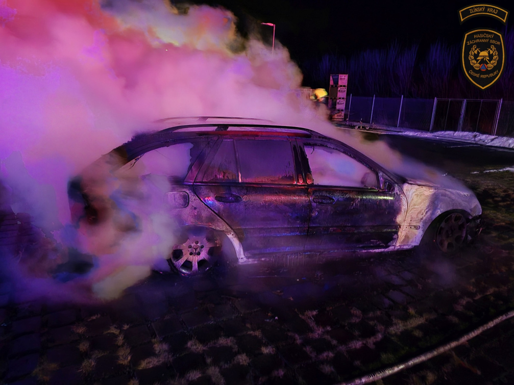 Postarší auto se na parkovišti samo vzňalo. Řidič jej pohotově posunul dál od ostatních aut 