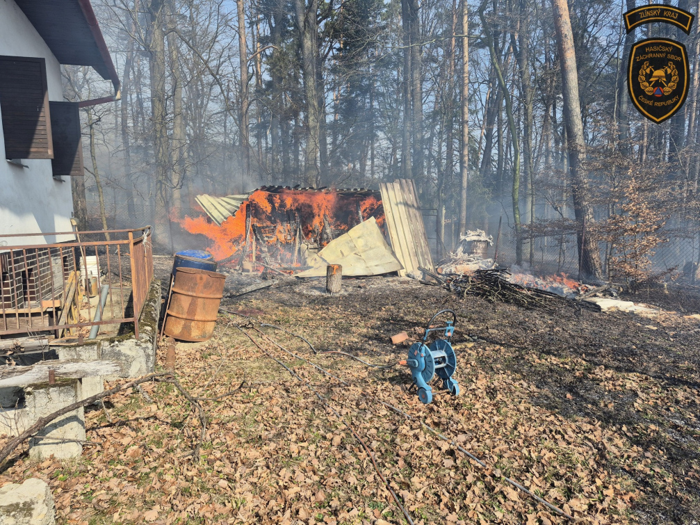 Náročné odpoledne hasičů ve Zlínském kraji: zatímco v Otrokovicích stále bojovali s rozsáhlým požárem, vyjížděli k dalším čtyřem požárům
