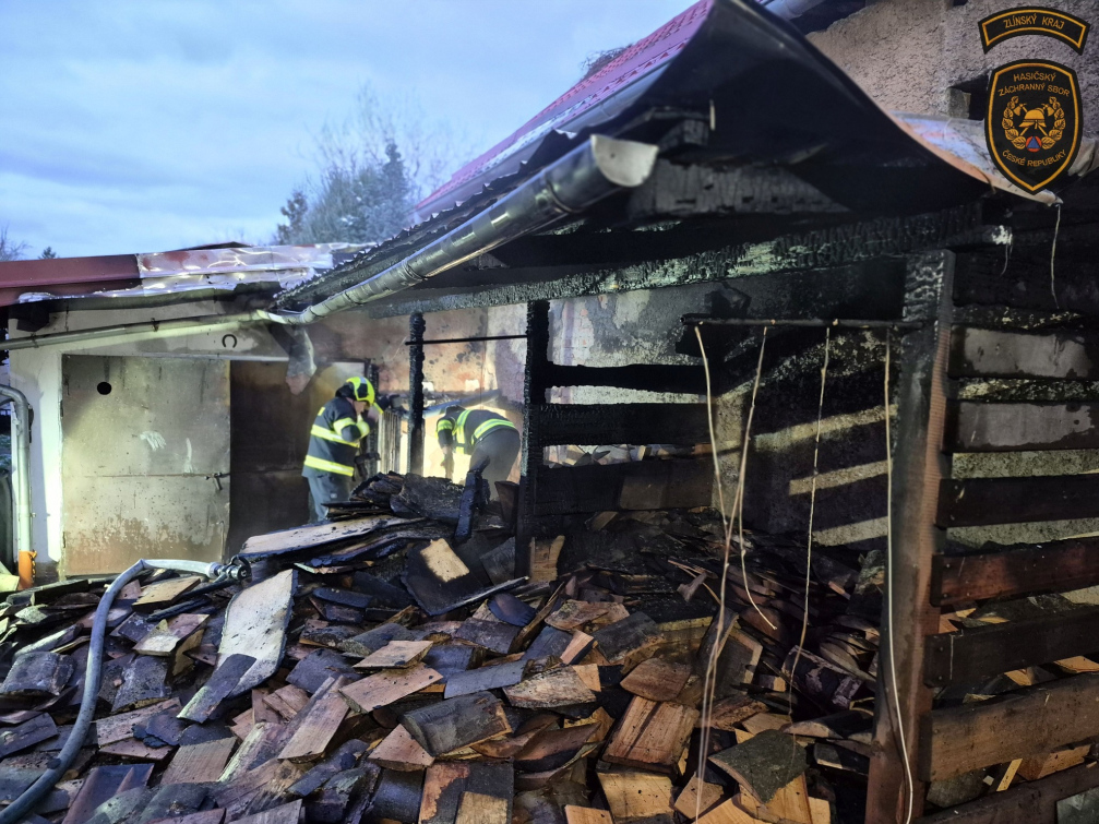 Od vyhřívané psí boudy začalo hořet seno na půdě vedlejšího domu 