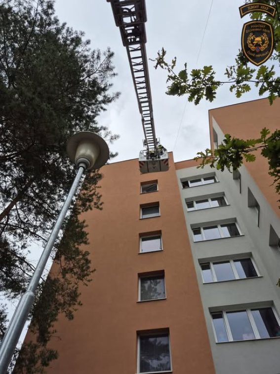 Seniorka ležela v bytě 3 dny na zemi. Zachránili ji hasiči s výškovou technikou