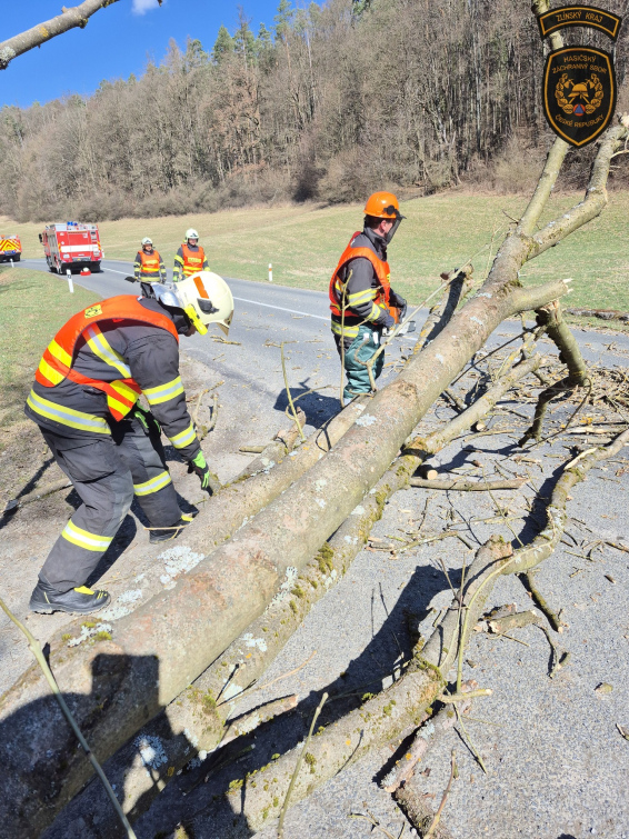 Silný vítr zaměstnal hasiče po celou sobotu. Zasahovali u desítek událostí
