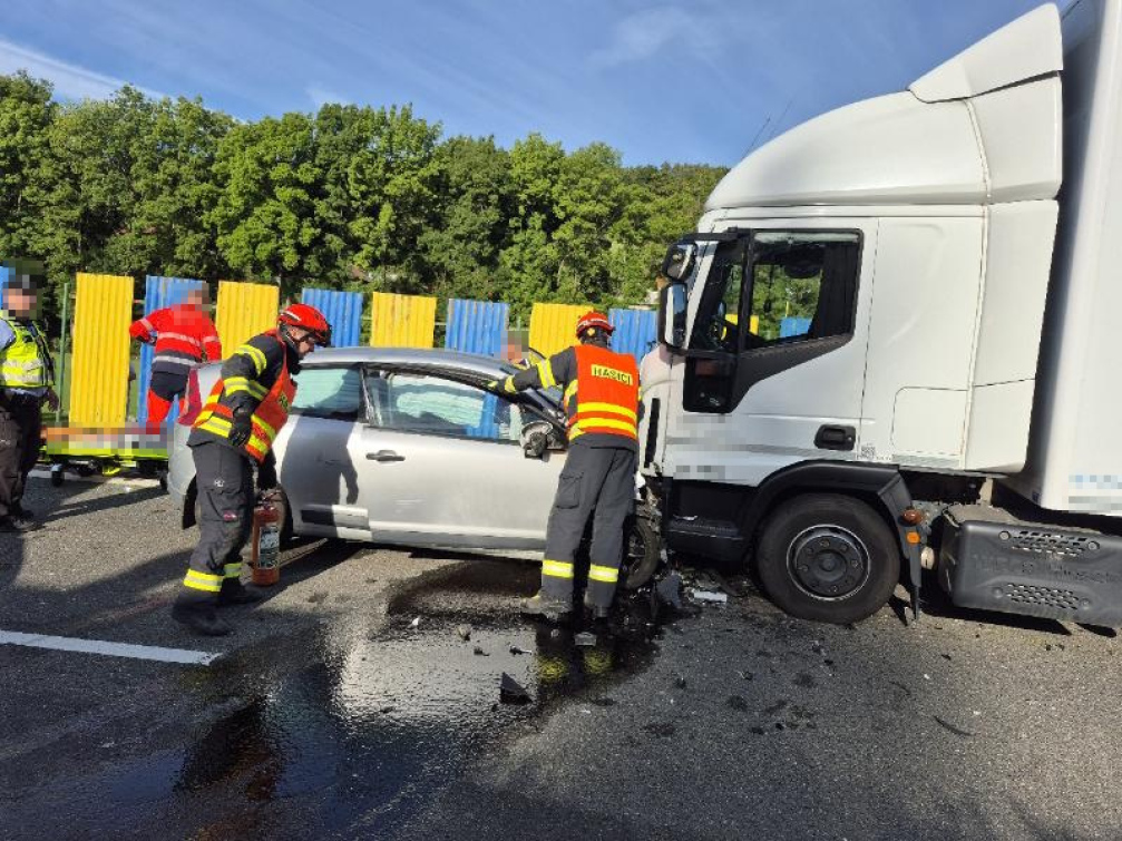 Řidič osobáku skončil po střetu s náklaďákem v nemocnici