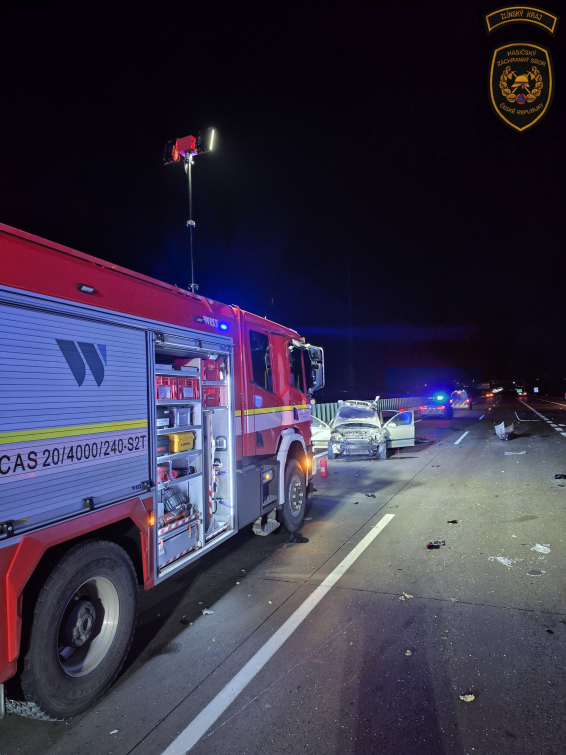 Po srážce dvou vozidel zůstaly ve škodovce zaklíněny dvě osoby