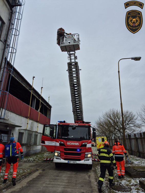Ke snesení zraněného muže museli hasiči použít výškovou techniku