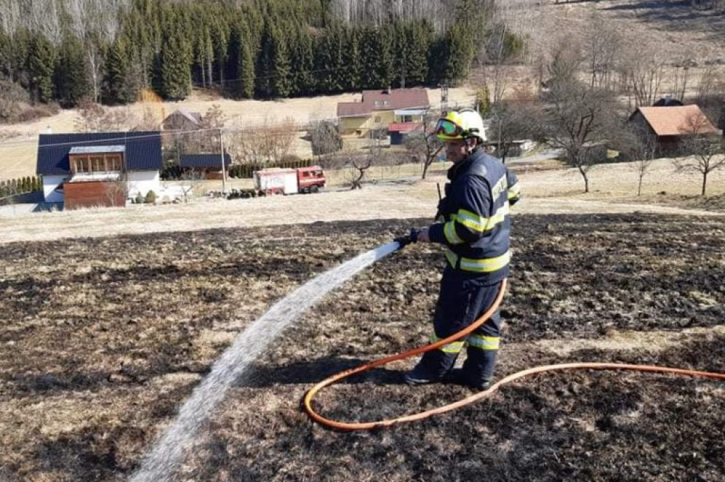 Hasiči varují před vypalováním trávy. Sucho bude i následující dny 